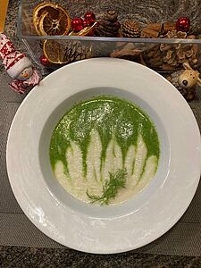 Ein Teil Blumenkohlcremesuppe-ein Teil Broccolicremesuppe. ~ Redaktion